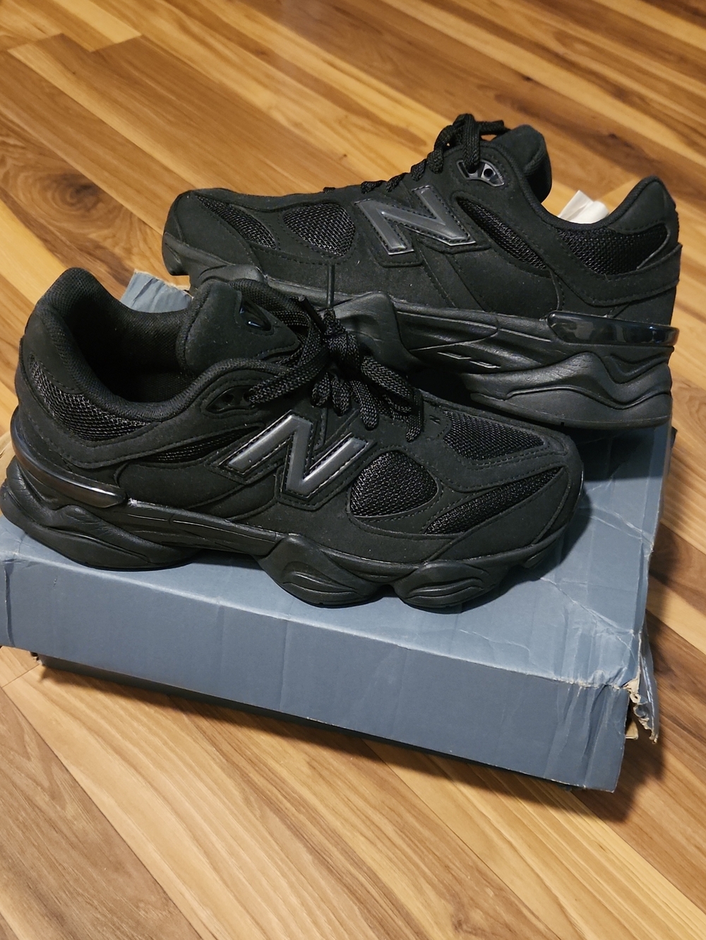 7y 9060 NEW BALANCE TRIPLE BLACK [ USED PAIR ] WITH DAMAGED BOX.